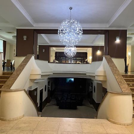 Albert Hotel 플로이에슈티 외부 사진