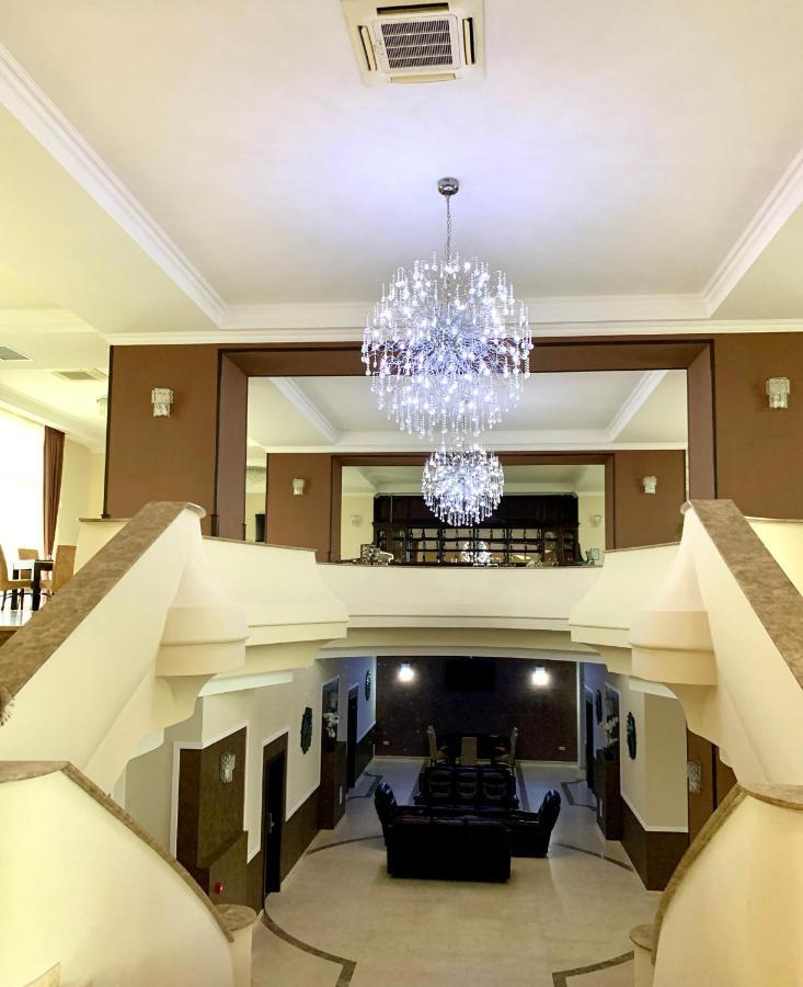 Albert Hotel 플로이에슈티 외부 사진