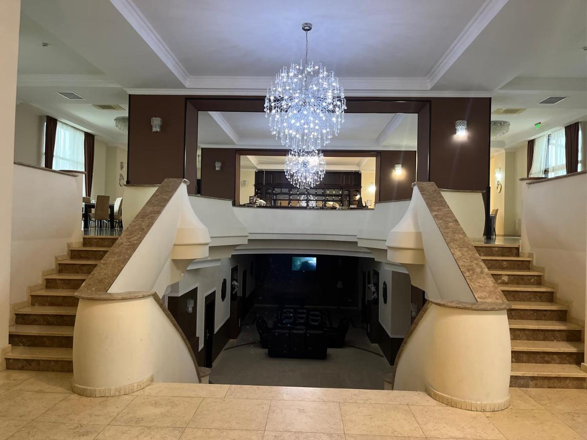 Albert Hotel 플로이에슈티 외부 사진