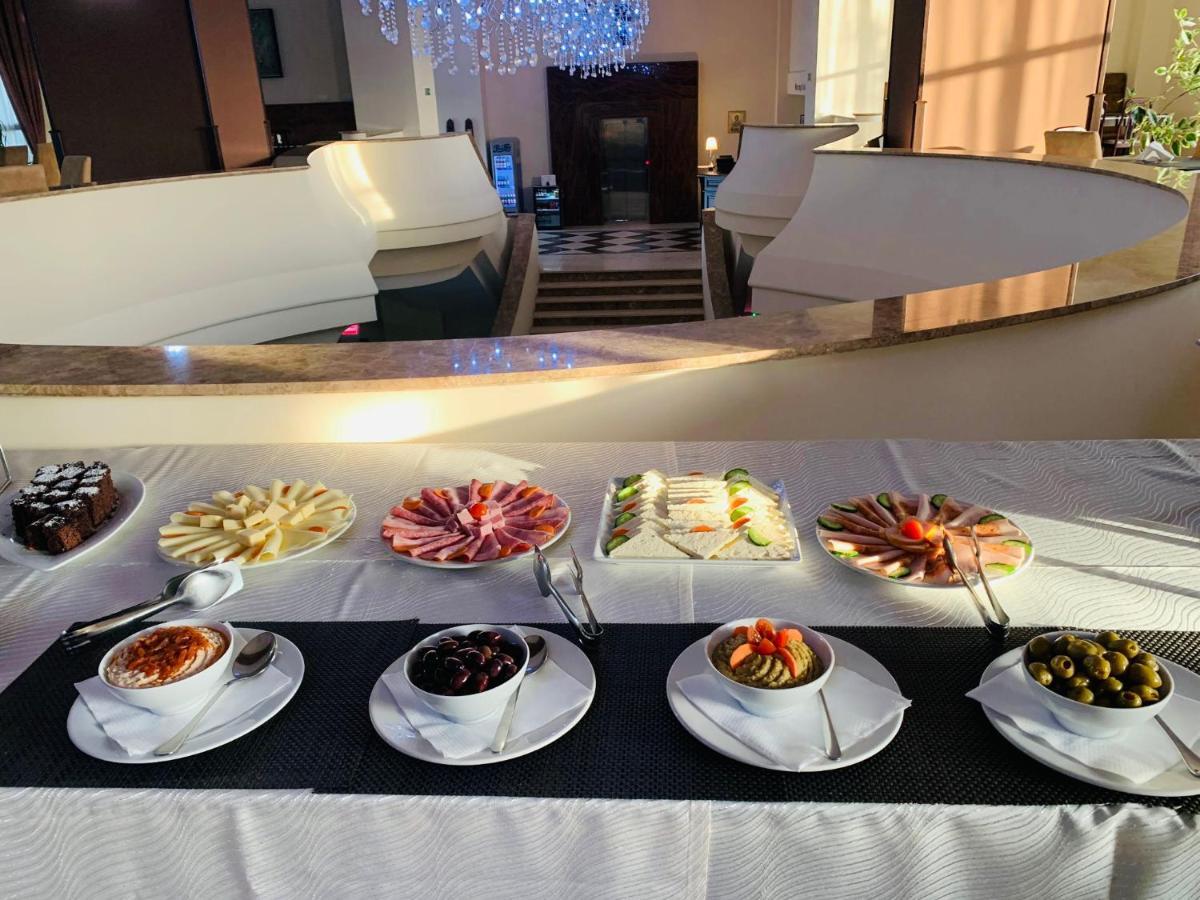 Albert Hotel 플로이에슈티 외부 사진