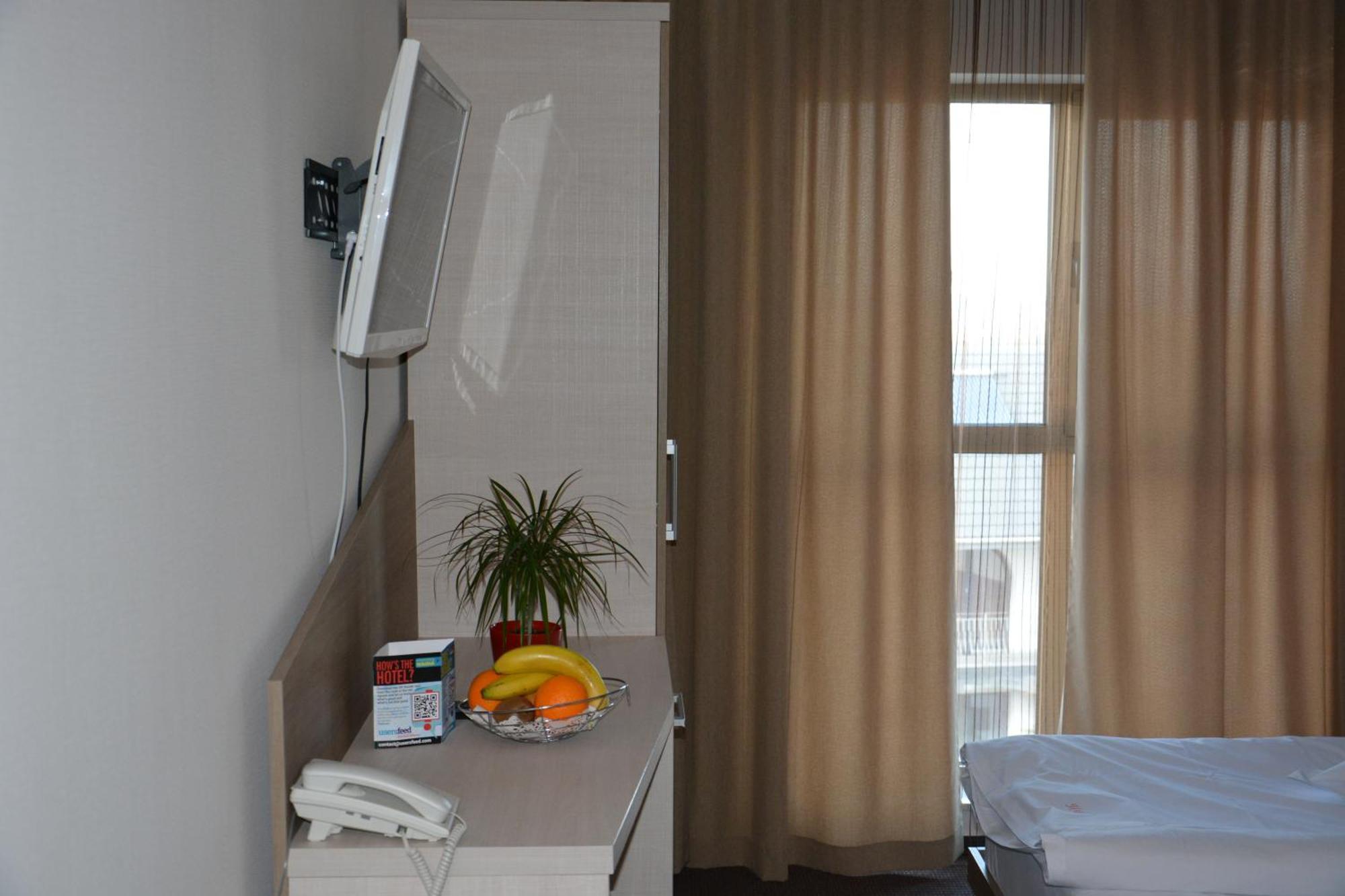Albert Hotel 플로이에슈티 객실 사진